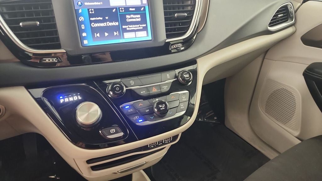2022 Chrysler Voyager LX