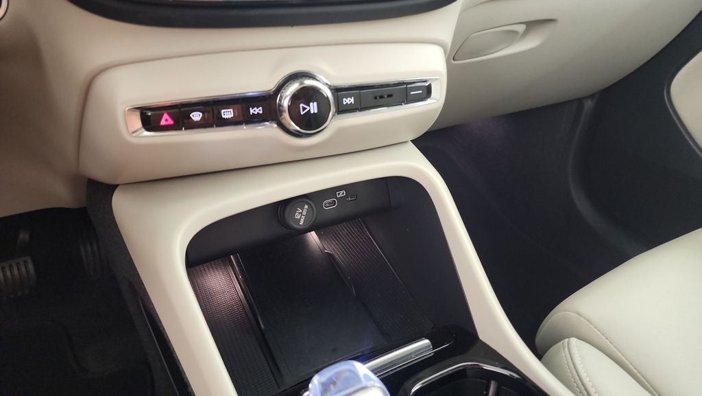 2024 Volvo XC40 B5 Plus Bright Theme