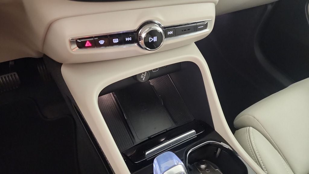 2024 Volvo XC40 B5 Plus Bright Theme