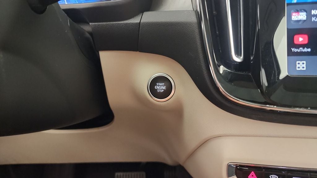 2024 Volvo XC40 B5 Plus Bright Theme
