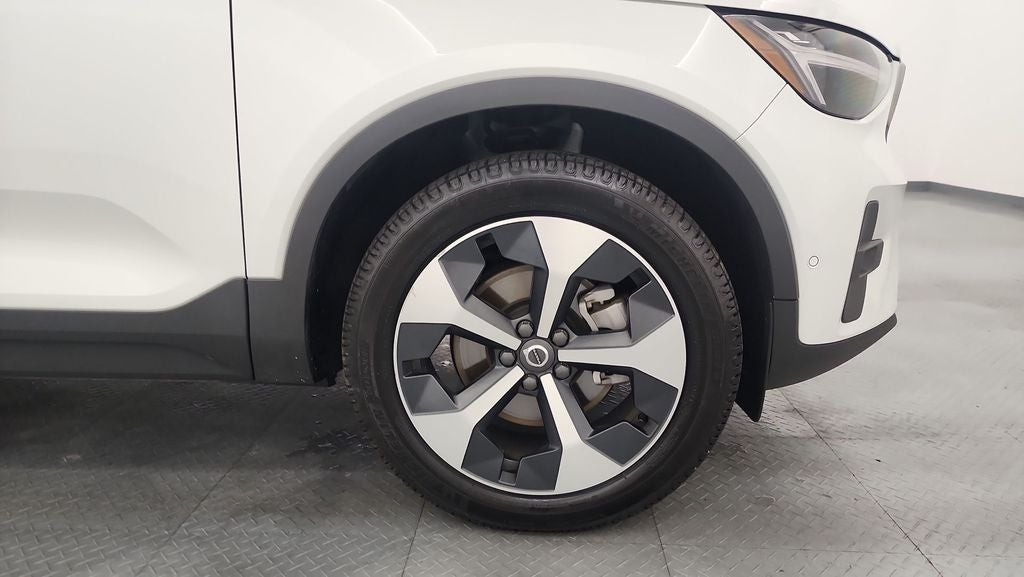 2024 Volvo XC40 B5 Plus Bright Theme