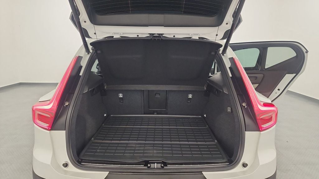 2024 Volvo XC40 B5 Plus Bright Theme