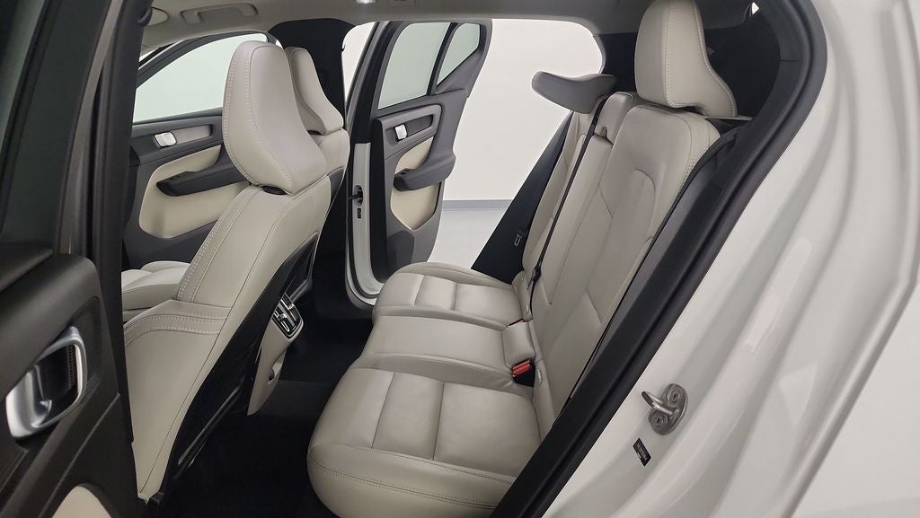 2024 Volvo XC40 B5 Plus Bright Theme